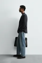 Blazer de corte relajado confeccionado en lino italiano, con cuello de solapas de muesca, cierre frontal de un botón, bolsillo de vivo en el pecho y bolsillos de plastrón en la cadera.