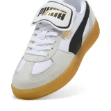 Championes Puma Palermo Moda Tongue, color blanco con detalles en gris y negro. Presentan suela de goma color caramelo y etiqueta con logo en la lengüeta.