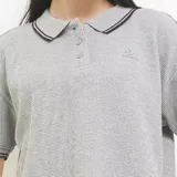 Remera tipo polo de manga corta Converse, color gris con textura waffle. Presenta cuello camisero con ribetes negros, cierre frontal con botones y bordado sutil en el pecho.