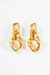 Aros colgantes dorados con forma de eslabones irregulares.