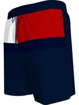 Bañador largo con estampado de bandera en la pieza, cintura elástica con cordón ajustable y detalles distintivos de Tommy Hilfiger.