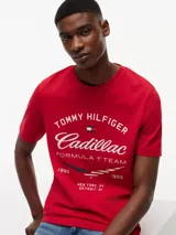 Remera de cuello redondo en color rojo, confeccionada en puro algodón. Presenta un estampado gráfico en el pecho con la colaboración entre Tommy Hilfiger y Cadillac Formula 1 Team, incluyendo detalles distintivos de ambas marcas.