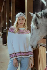 Sweater color marrón claro tejido en hilado de algodón, con cuello redondo y mangas largas. Presenta detalles de punto calado en el cuello, puños y ruedo.