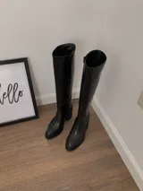 Botas altas negras de cuero vegano, con caña alta, taco cuadrado y plataforma.