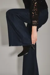 Jean oxford de tiro medio, color azul oscuro, con recortes en los laterales y tejido rígido.