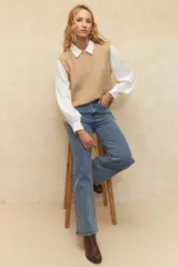 Pantalón de jean gris de corte recto y tiro alto.