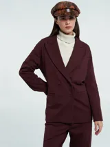 Blazer color borgoña con solapas y doble botonadura.