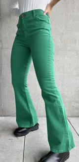 Pantalón de jean verde, de corte oxford, tiro alto y cinco bolsillos.