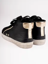 Botitas negras de caña alta con cordones y suela blanca.