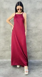 Vestido largo de satén color bordó, con breteles finos y escote recto.