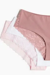 Pack de cinco bombachas hipster de algodón en colores negro, blanco, rosa claro y marrón claro, con cintura elástica y detalle de encaje en los bordes.