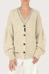 Cardigan de punto color beige jaspeado, con escote en V, cierre frontal de botones y detalles bordados decorativos en el escote y alrededor de los botones.