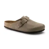 Zueco Birkenstock Boston SFB LEVE color taupe, con capellada de gamuza, plantilla anatómica de corcho-látex y suela de goma EVA.