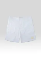 Short de baño blanco de corte clásico, confeccionado en tejido ripstop con elastano, con cintura elástica en la parte trasera, dos bolsillos laterales y uno trasero con cierre.