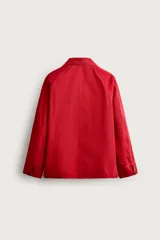 Sobrecamisa de algodón de corte relajado, color negro con efecto gastado, cuello con solapas de muesca, mangas largas raglán y cierre frontal con botones. Cuenta con bolsillos frontales de plastrón en el pecho y en la parte inferior.