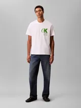 Remera de cuello redondo y manga corta confeccionada en algodón. Presenta un estampado gráfico en el pecho con el monograma de la marca en color verde.