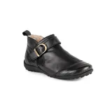 Botita baja Marcel confeccionada en cuero vacuno color marrón, con interior de corderito ultrasuave. Presenta costuras pespunteadas decorativas, tira lateral con hebilla metálica dorada y detalles de elástico negro. Suela plana de goma negra.