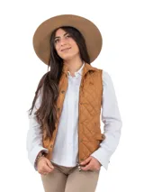 Chaleco acolchado color rojo, con cuello mao, cierre frontal y bolsillos laterales con solapa y broche.