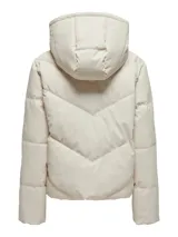 Campera acolchada color beige claro, repelente al agua, con capucha fija y cierre frontal de cremallera. Presenta un diseño acolchado con costuras en forma de 'V' invertida en el torso y puños internos en las mangas.