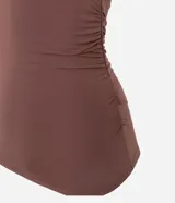 Blusa femenina color marrón, confeccionada en microfibra, con escote recto, breteles finos fijos y fruncidos en los laterales.