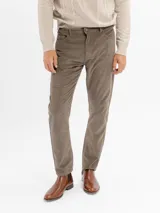 Pantalon de pana de corte recto y color azul marino, con cierre de boton y cremallera.