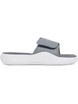 Ojotas Under Armour modelo Ignite Pro 8 de color gris con suela blanca. Cuentan con una correa superior ajustable con velcro y el logo de la marca grabado, plantilla de espuma viscoelástica para mayor comodidad y suela de EVA con tracción.