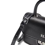 Bandolera de mano y hombro marca XL, confeccionada en material símil cuero con textura granulada. Presenta un diseño estructurado con solapa frontal, cierre metálico giratorio y logo de la marca en aplique plateado.