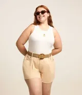 Short color beige de corte evasé, con cintura alta, bolsillos delanteros y traseros, trabillas en la cintura y bajo deshilachado.