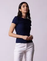 Remera color beige de tejido acanalado, con escote a la base y manga corta.