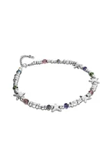 Collar de cadena con cuentas metálicas plateadas, cristales facetados de colores y dijes en forma de estrella.