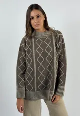 Sweater de lana color marrón con cuello alto y diseño de rombos y líneas verticales en color beige.