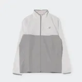 Campera deportiva New Balance de nailon ripstop, con diseño bicolor en blanco y gris. Presenta cuello alto, cierre frontal completo y logo reflectante en el pecho.