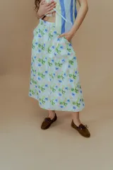 Falda midi de popelina de algodón con estampado floral en tonos celeste y rosa.