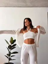 Camisa blanca de waffle con cuello halter, top y pantalones con bolsillos.