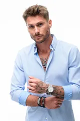 Collar plateado con cadena de eslabones y dije con forma de cabeza de caballo.