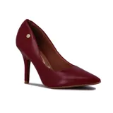 Zapato de tacón alto Vizzano, color rojo oscuro (bordó), con punta fina y acabado liso. Presenta un pequeño logo metálico dorado en el lateral del talón.