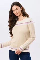 Buzo tejido de algodón con diseño a rayas en tonos beige, blanco y lila, de manga larga y cuello redondo, con calce relajado.