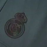Short deportivo gris con el escudo del Real Madrid bordado en la pierna izquierda.