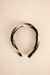Vincha trenzada de color negro y beige.
