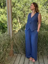 Chaleco blanco de lino con corte sastrero y botones de coco.