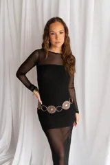 Vestido midi negro confeccionado en encaje transparente, de manga larga y silueta ajustada.
