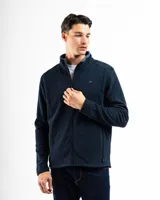 Campera de polar azul marino con cierre frontal completo, cuello alto y bolsillos laterales con cierre. Presenta un diseño liso con un pequeño logo bordado en el pecho.