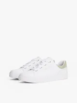 Zapatillas de tenis Tommy Hilfiger de corte bajo, confeccionadas en piel napa blanca con paneles de textura en color verde claro en el talón. Presentan suela gruesa de goma, cierre con cordones y logo metálico en bajo relieve en el lateral.