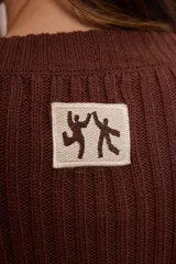 Sweater de punto acanalado tipo morley, color chocolate, con cuello a la base y mangas largas con abertura para el pulgar.