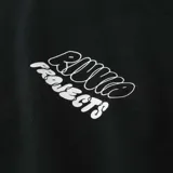 Remera negra de manga larga con cuello redondo y estampado de flores blancas en las mangas. Logotipo de Rivvia Projects en el pecho.