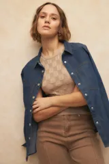 Top tramado color beige, sin mangas y ceñido al cuerpo.