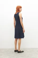 Vestido corto azul marino tejido con lurex, de corte evasé y sin mangas.