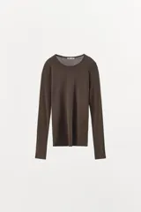 Camiseta marrón de algodón, de corte ajustado, cuello redondo y manga larga.