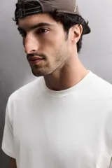 Camiseta de algodón con cuello redondo y manga corta, de corte regular. Presenta un pequeño logo con relieve en el bajo.