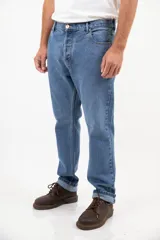 Pantalón jean de corte recto clásico con cinco bolsillos, botones de cobre y costuras color camel.